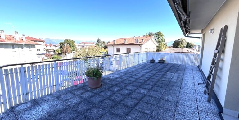 Bicamere con grande terrazza