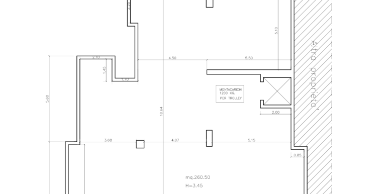 Spazioso negozio con magazzino