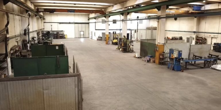 Capannone con carroponti e uffici