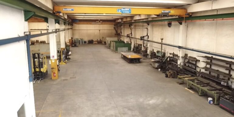 Capannone con carroponti e uffici