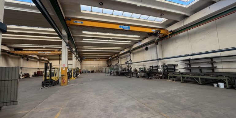 Capannone con carroponti e uffici