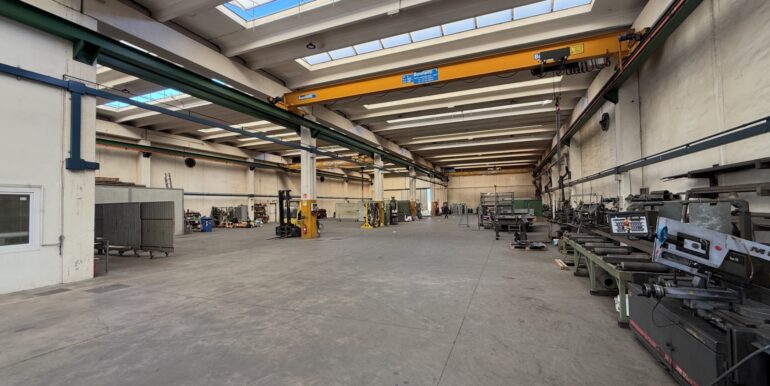 Capannone con carroponti e uffici