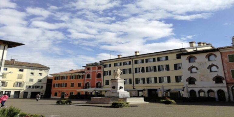 Negozio con canna fumaria e dehor a Cividale