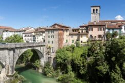 Negozio con canna fumaria e dehor a Cividale