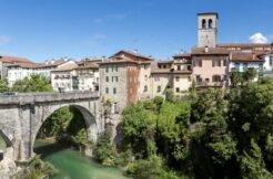 Negozio con canna fumaria e dehor a Cividale