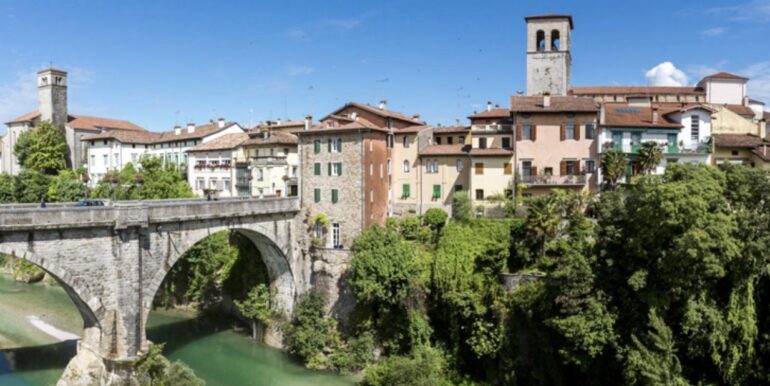 Negozio con canna fumaria e dehor a Cividale