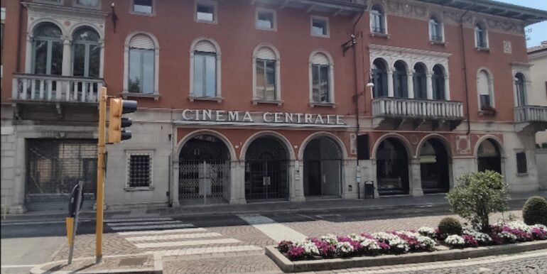 Negozio con canna fumaria