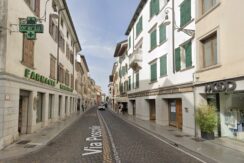 Negozio con canna fumaria