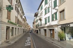 Negozio con canna fumaria