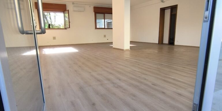 Locale commerciale vetrinato di circa 100mq