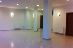 Locale vetrinato di 93mq e canna fumaria