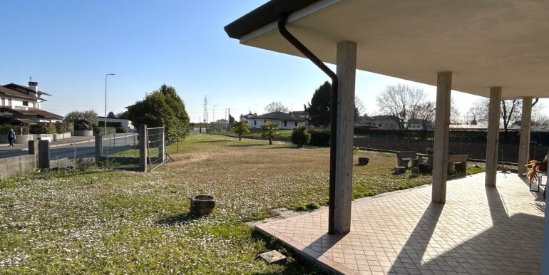 Villa monopiano con ampio giardino