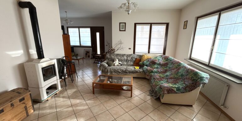 Villa monopiano con ampio giardino