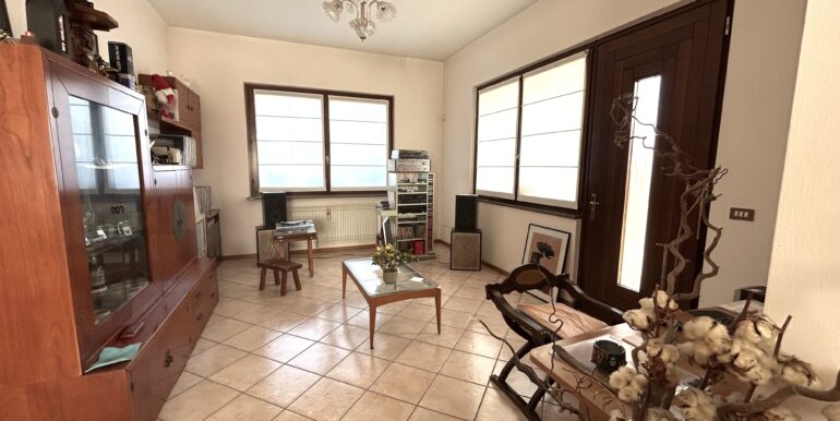 Villa monopiano con ampio giardino