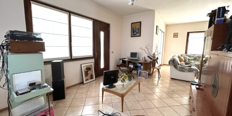 Villa monopiano con ampio giardino