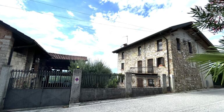 Casa in pietra panoramica con vigneto