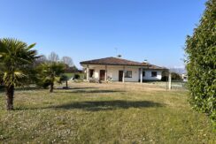 Villa monopiano con ampio giardino