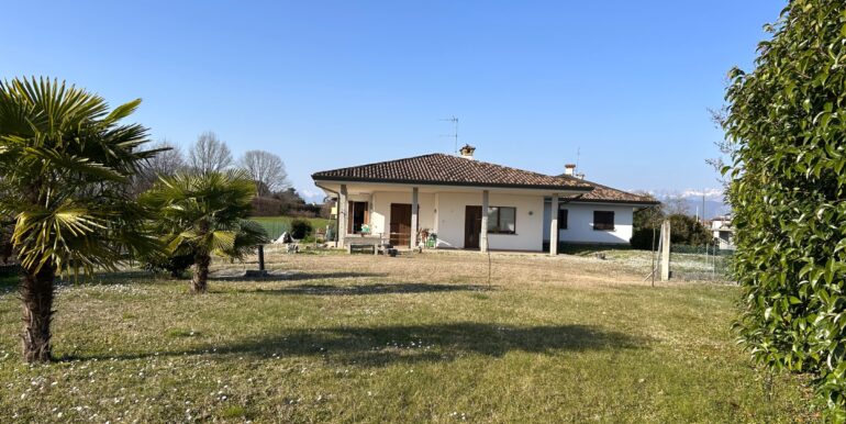 Villa monopiano con ampio giardino