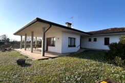 Villa monopiano con ampio giardino