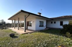 Villa monopiano con ampio giardino