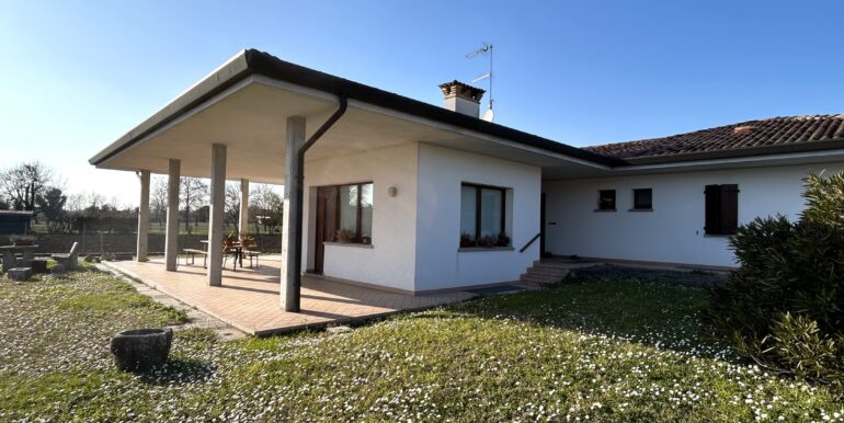 Villa monopiano con ampio giardino