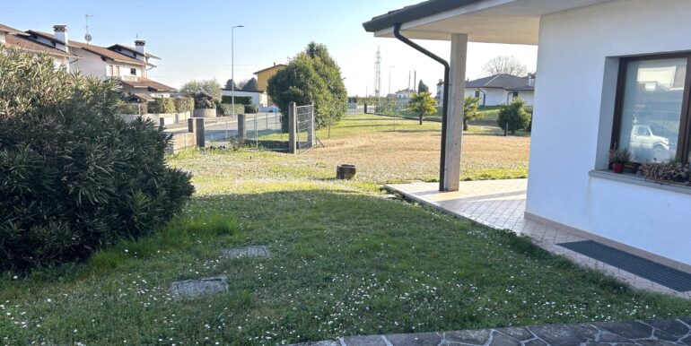 Villa monopiano con ampio giardino