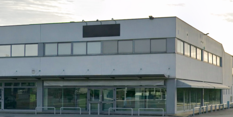 Locale commerciale su strada di forte passaggio