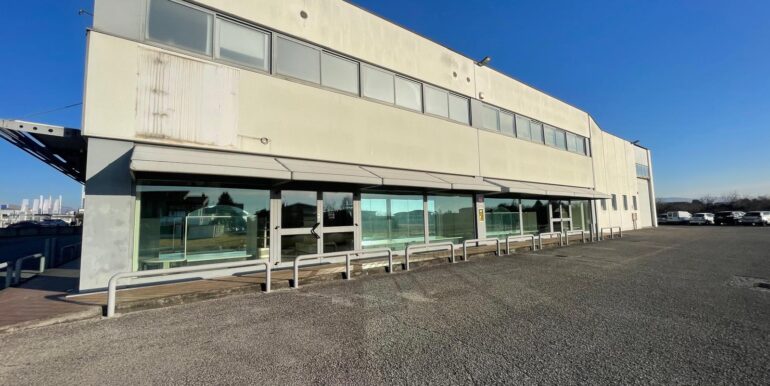 Locale commerciale su strada di forte passaggio