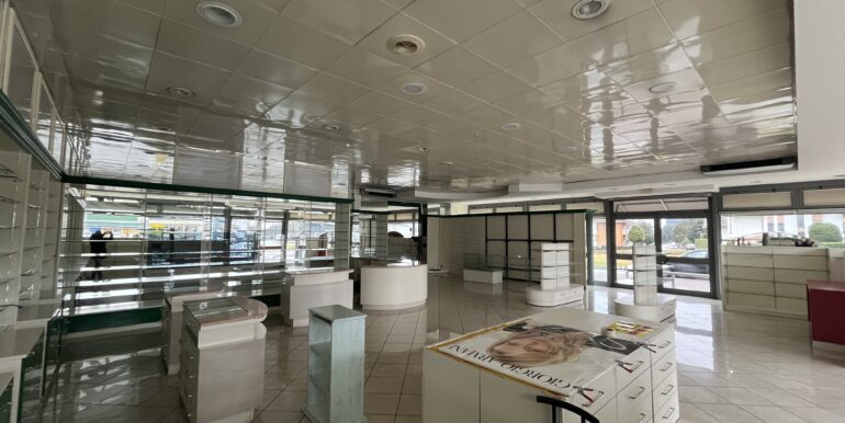 Locale commerciale su strada di forte passaggio