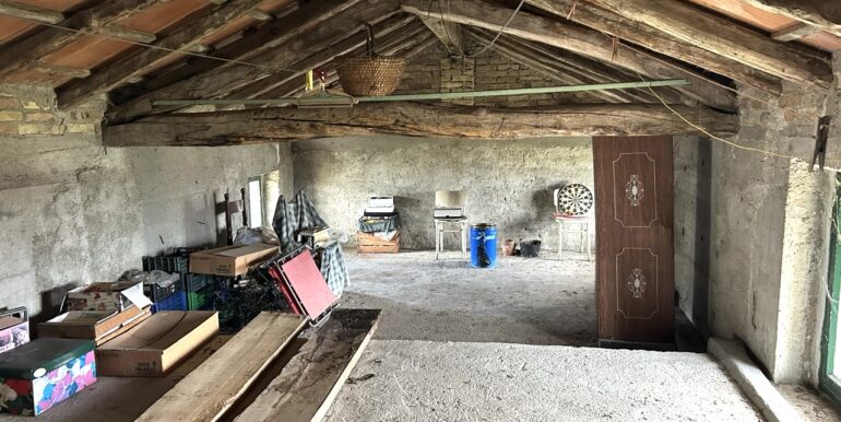 Casa colonica con grande terreno edificabile