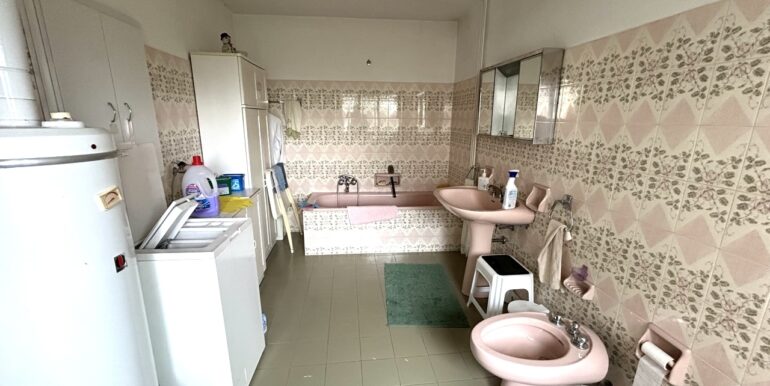 Casa colonica con grande terreno edificabile