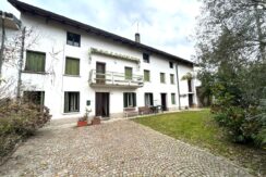 Casa colonica con grande terreno edificabile