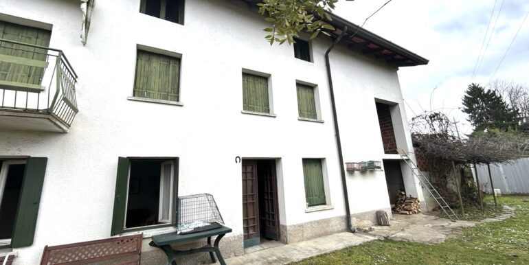 Casa colonica con grande terreno edificabile