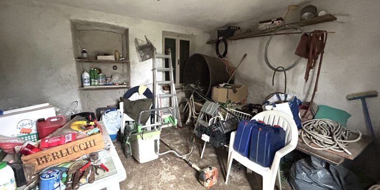 Casa colonica con grande terreno edificabile