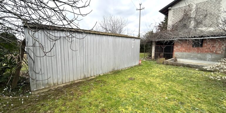Casa colonica con grande terreno edificabile