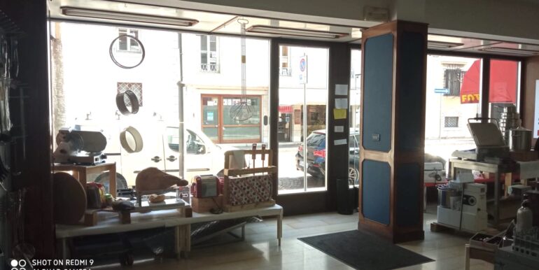 Negozio due vetrine con canna fumaria