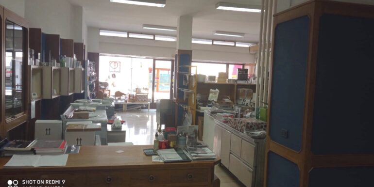 Negozio due vetrine con canna fumaria