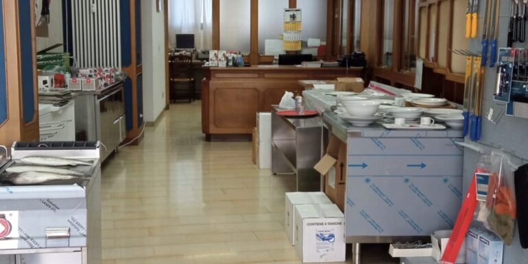 Negozio due vetrine con canna fumaria