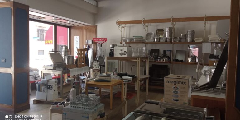 Negozio due vetrine con canna fumaria