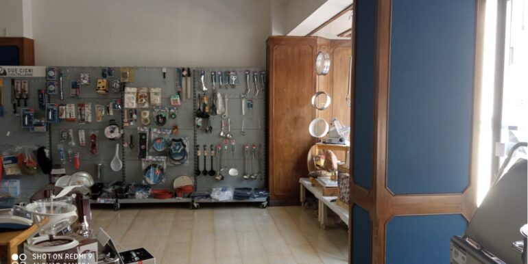 Negozio due vetrine con canna fumaria