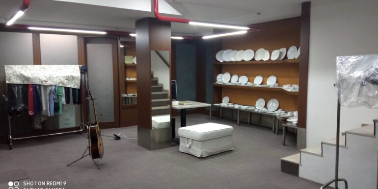 Negozio due vetrine con canna fumaria