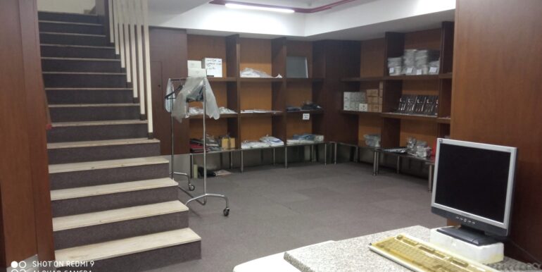 Negozio due vetrine con canna fumaria