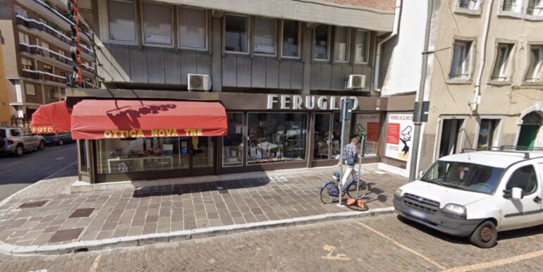 Negozio due vetrine con canna fumaria