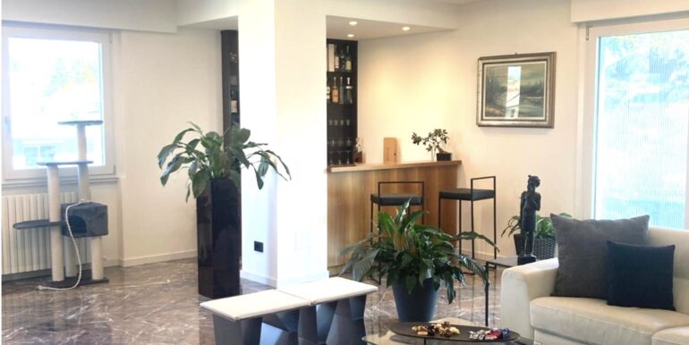 Abitazione ristrutturata più ampi spazi commerciali