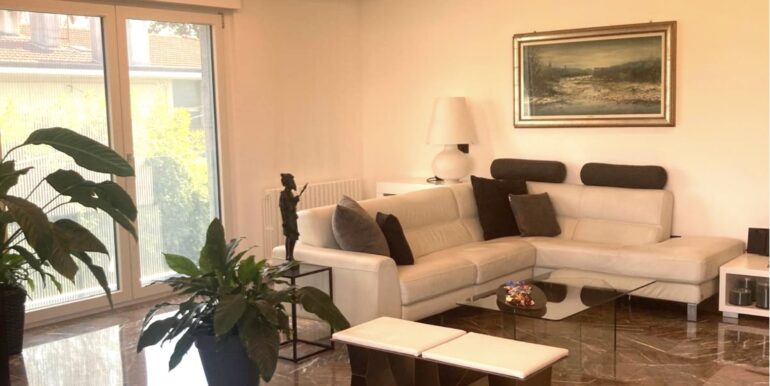 Abitazione ristrutturata più ampi spazi commerciali