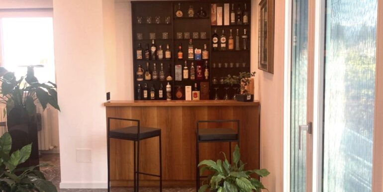 Abitazione ristrutturata più ampi spazi commerciali