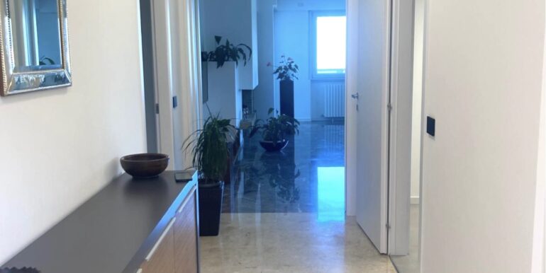 Abitazione ristrutturata più ampi spazi commerciali