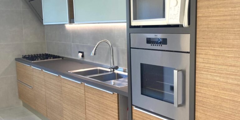 Abitazione ristrutturata più ampi spazi commerciali