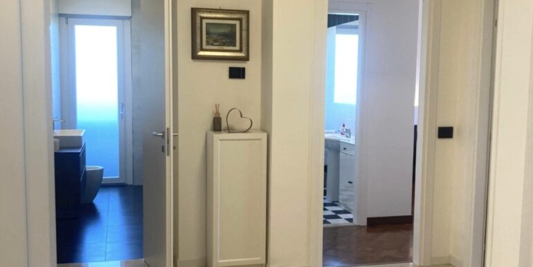 Abitazione ristrutturata più ampi spazi commerciali