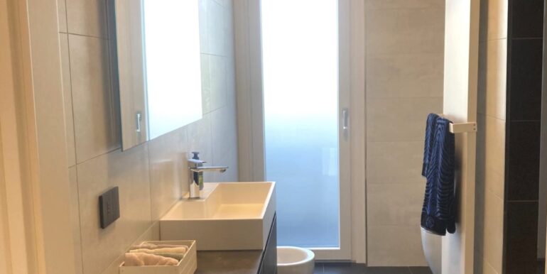 Abitazione ristrutturata più ampi spazi commerciali